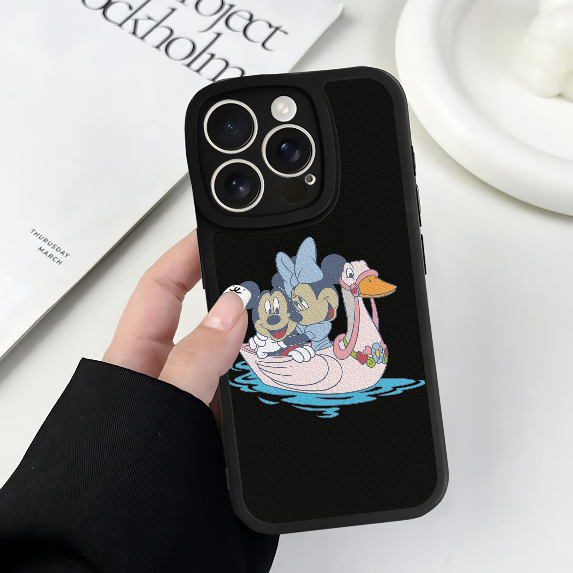 （画像用） ミッキーマウス Mickey Mouse 【iPhone 16シリーズ対応】シリコンスマホケース（レザー調） 材質：シリコン